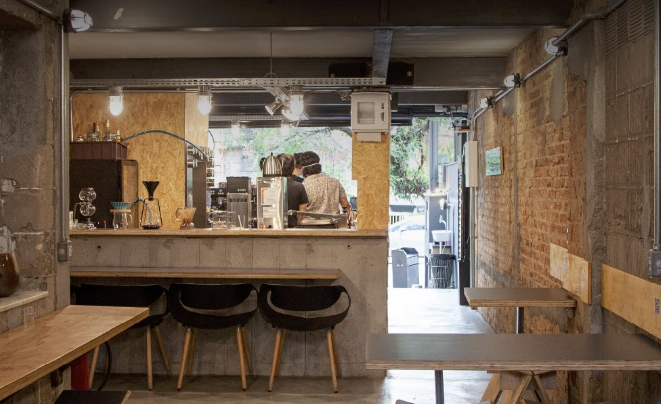 The pour over bar and exposed brick room at Pato Rei, opening onto the street